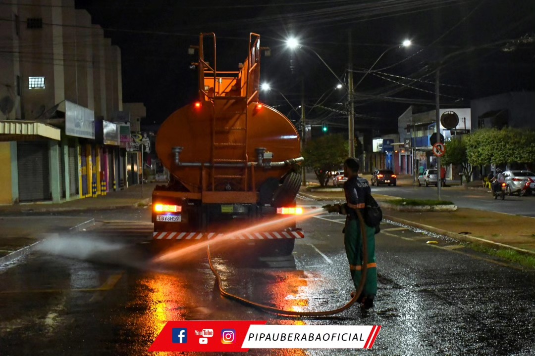 Lavagem de ruas realizado pela Pipa Uberaba
